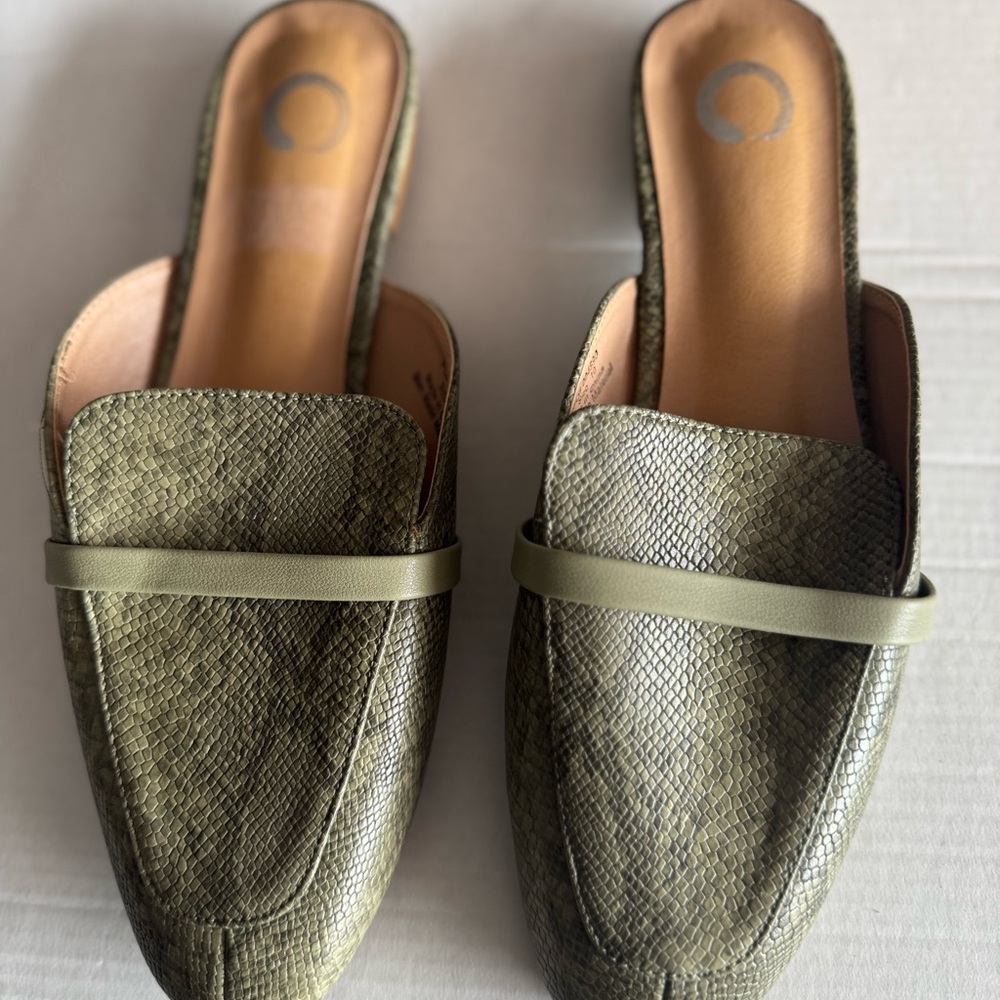 Elegant Olive Green Textured Loafers